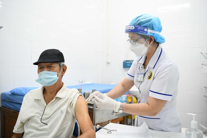 Dị ứng với thuốc có tiêm vắc-xin Covid-19 tại bệnh viện được không? - Ảnh 1.