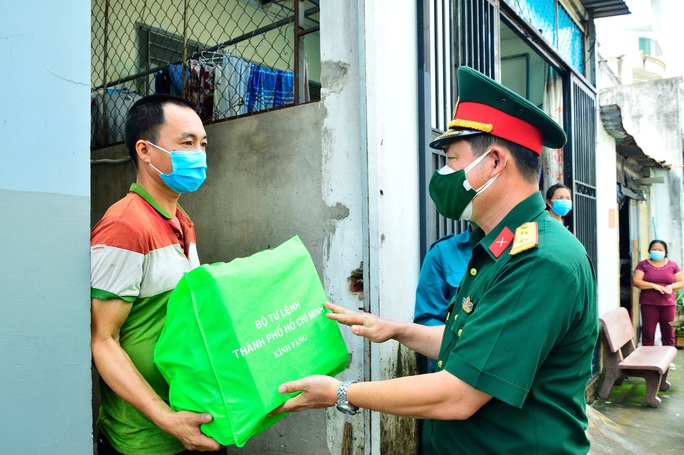Bộ Tư lệnh TP HCM trao hơn 3.300 phần quà chăm lo người dân khó khăn - Ảnh 1.