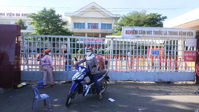 Cho thôi việc nữ bác sĩ khai báo gian dối làm lây lan dịch bệnh - Ảnh 1.