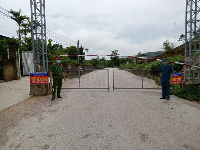 Chốt kiểm soát phòng chống dịch Covid-19 tại điểm đầu vào xã Phú Nhuận