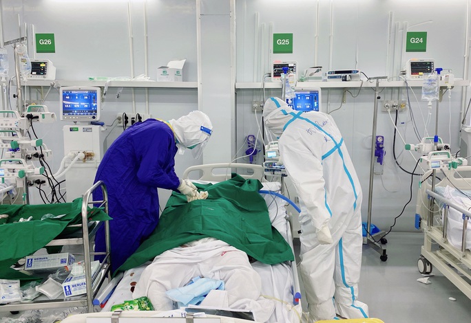 Các bác sĩ điều trị bệnh nhân tại Trung tâm Hồi sức tích cực người bệnh Covid-19 đặt tại Bệnh viện Dã chiến số 13. Ảnh: QUANG THÙY