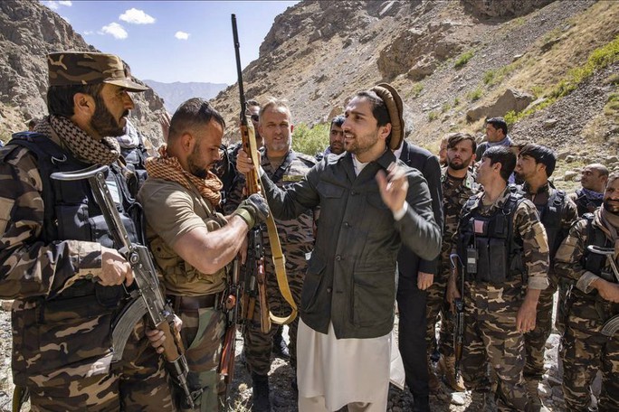 Ahmad Massoud và các tay súng dưới quyền tại tỉnh Panjshir tháng 9-2020. Ảnh: Wall Street Journal