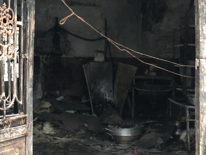 TP HCM: Hỏa hoạn thiêu rụi căn nhà trong hẻm, một người chết - Ảnh 2.