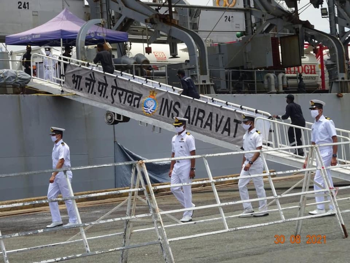 Tàu Hải quân Ấn Độ chở 300 máy tạo oxy và 100 tấn oxy y tế đến TP HCM - Ảnh 2.