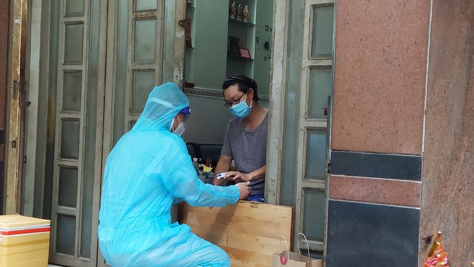 Bác sĩ đến tận nhà phát thuốc Molnupiravir cho F0 - Ảnh 6.