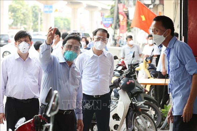 Thủ tướng Phạm Minh Chính kiểm tra đột xuất các điểm nóng về dịch Covid-19 ở Hà Nội - Ảnh 10.