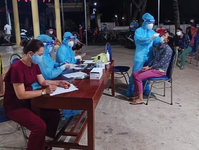 Ngành y tế tỉnh Thanh Hóa lấy mẫu xét nghiệm để phòng chống dịch