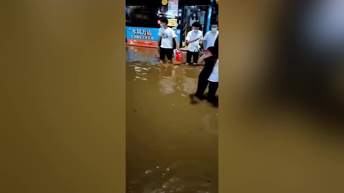 Trong 1 ngày, bão Lupit đổ bộ Trung Quốc 2 lần - Ảnh 2.