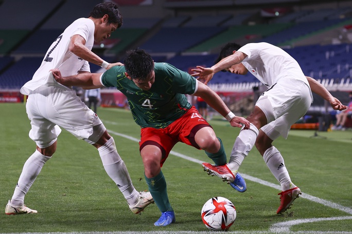 Cầu thủ Nhật Bản bật khóc khi vuột HCĐ Olympic 2020 vào tay Mexico - Ảnh 2.