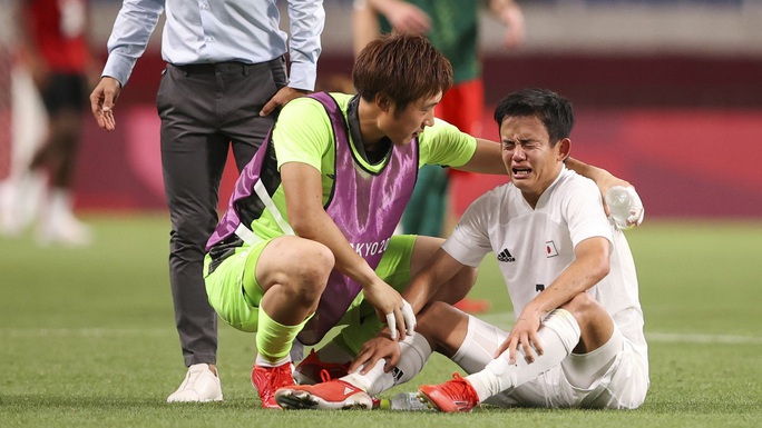 Cầu thủ Nhật Bản bật khóc khi vuột HCĐ Olympic 2020 vào tay Mexico - Ảnh 8.