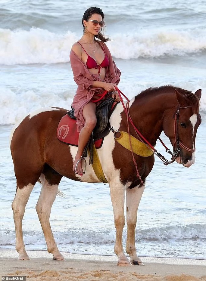 Siêu mẫu Alessandra Ambrosio mặc bikini đỏ cưỡi ngựa - Ảnh 1.