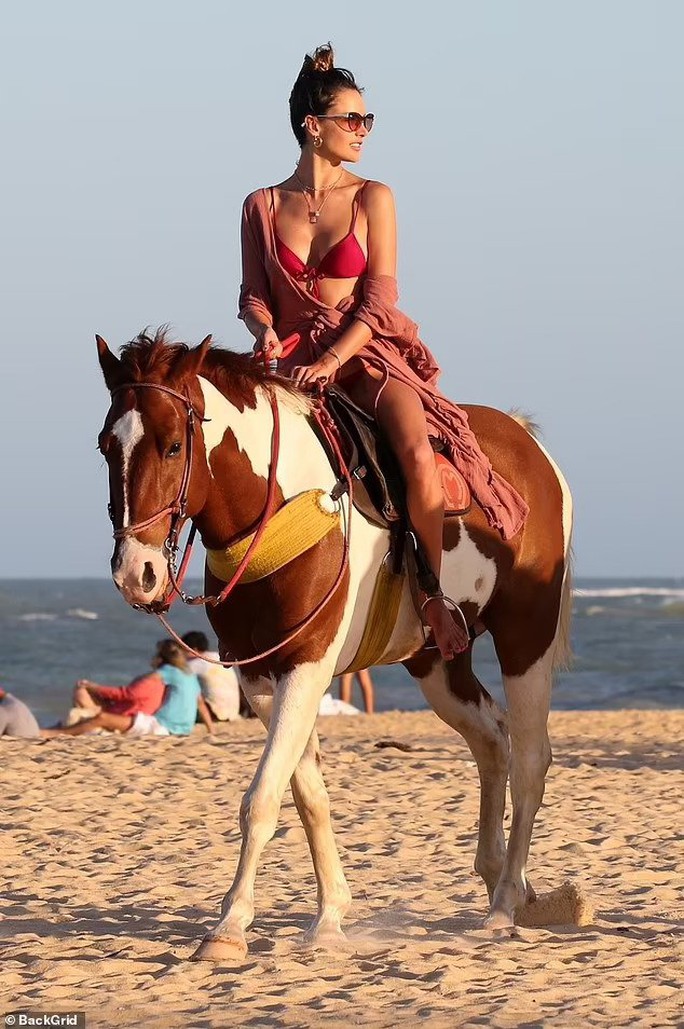 Siêu mẫu Alessandra Ambrosio mặc bikini đỏ cưỡi ngựa - Ảnh 2.