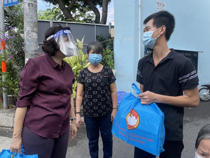 Lãnh đạo MTTQ TP HCM thăm, tặng quà hộ khó khăn trên địa bàn quận Phú Nhuận - Ảnh 3.