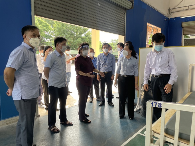 Lãnh đạo MTTQ TP HCM thăm, tặng quà hộ khó khăn trên địa bàn quận Phú Nhuận - Ảnh 4.