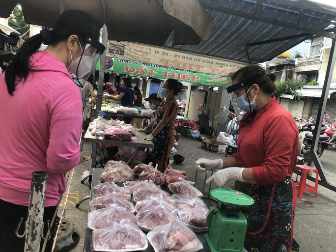 TP HCM: Thêm 3 chợ truyền thống được mở cửa bán thực phẩm - Ảnh 1.