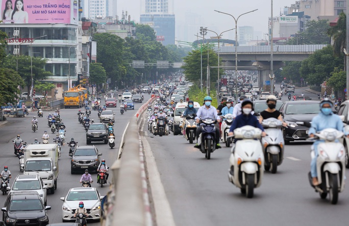 CLIP: Siết chặt giấy đi đường, nhiều chốt kiểm soát ở Hà Nội ùn tắc - Ảnh 14.