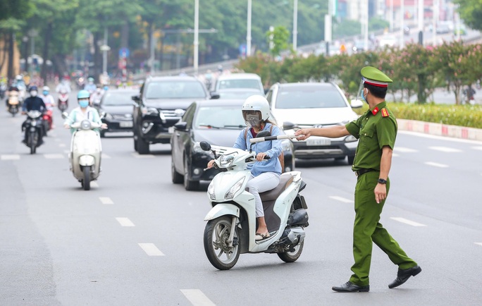 CLIP: Siết chặt giấy đi đường, nhiều chốt kiểm soát ở Hà Nội ùn tắc - Ảnh 4.