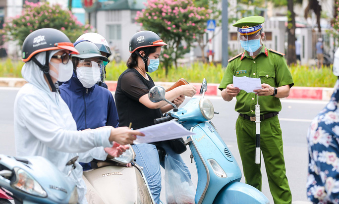 CLIP: Siết chặt giấy đi đường, nhiều chốt kiểm soát ở Hà Nội ùn tắc - Ảnh 7.