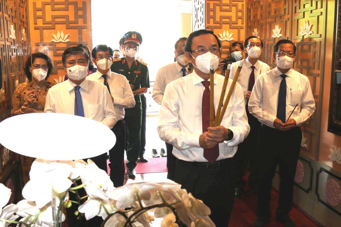 Lãnh đạo TP HCM dâng hương, dâng hoa Chủ tịch Hồ Chí Minh, Chủ tịch Tôn Đức Thắng - Ảnh 2.