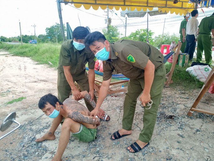 Tấn công lực lượng kiểm soát dịch, 2 bị cáo lãnh tổng cộng 5 năm tù - Ảnh 2.