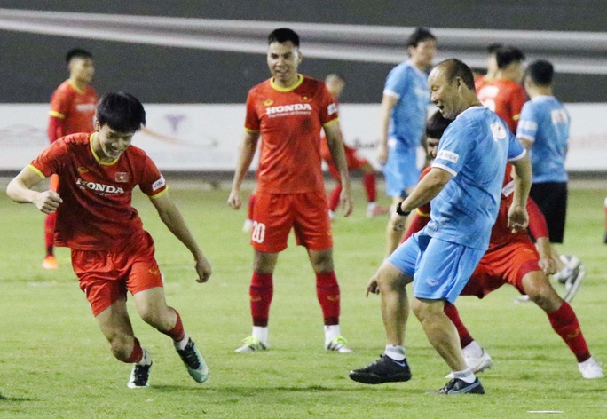 Thẩy Park cùng các tuyển thủ mổ băng trước trận gặp đối thủ từng tham gia World Cup - Ảnh 9.