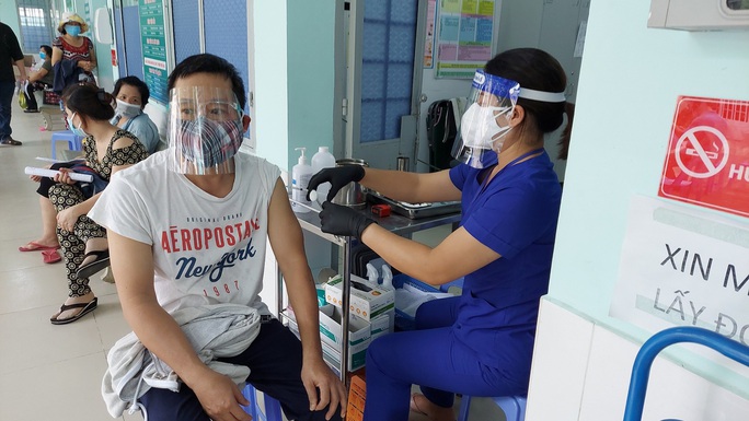 TP HCM: Dựa vào dữ liệu tiêm chủng để lên các phương án sản xuất an toàn - Ảnh 1.
