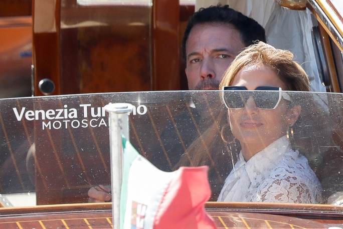 Hình ảnh Jennifer Lopez và Ben Affleck tình tứ tại Ý gây sốt - Ảnh 10.