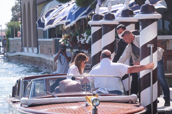 Hình ảnh Jennifer Lopez và Ben Affleck tình tứ tại Ý gây sốt - Ảnh 13.