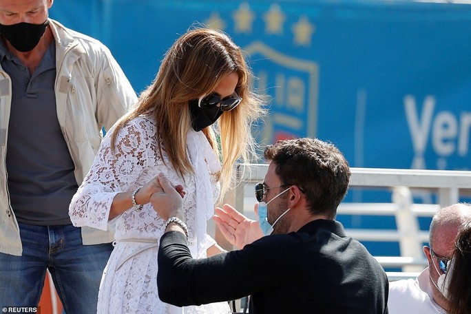 Hình ảnh Jennifer Lopez và Ben Affleck tình tứ tại Ý gây sốt - Ảnh 4.