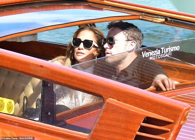 Hình ảnh Jennifer Lopez và Ben Affleck tình tứ tại Ý gây sốt - Ảnh 9.