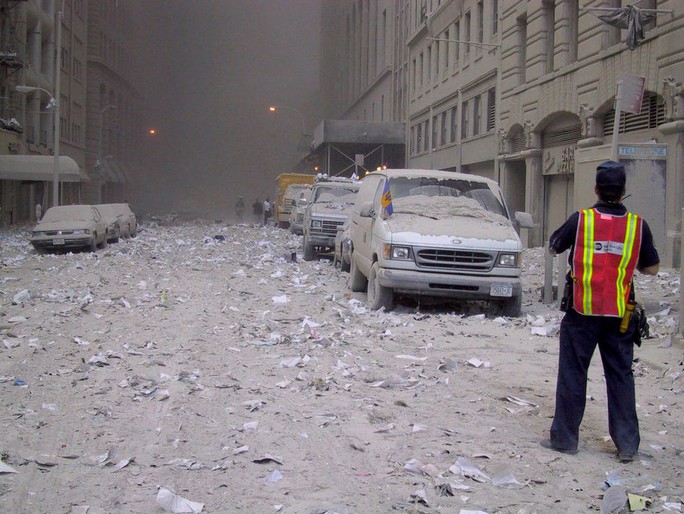 20 năm sau vụ 11-9, những bức ảnh vẫn gây chấn động mạnh - Ảnh 10.