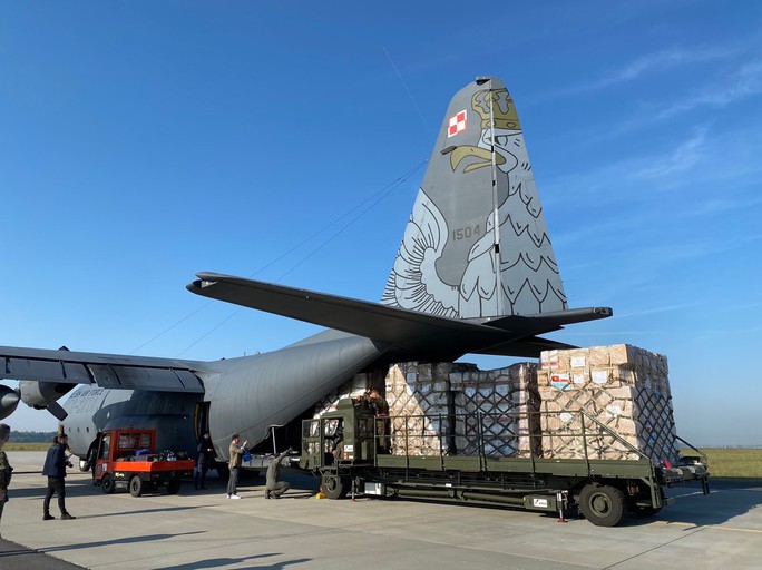 Lô thiết bị y tế do Ba Lan tài trợ về đến sân bay Tân Sơn Nhất - Ảnh 1.