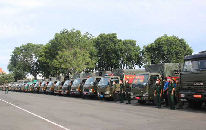 100.000 phần quà và 4.000 tấn gạo của Bộ Quốc phòng đến tay người dân TP HCM - Ảnh 6.