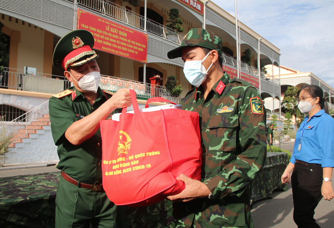 100.000 phần quà và 4.000 tấn gạo của Bộ Quốc phòng đến tay người dân TP HCM - Ảnh 5.