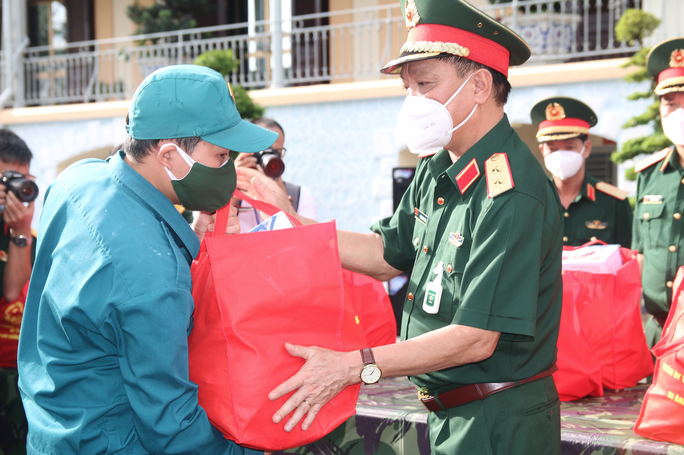 100.000 phần quà và 4.000 tấn gạo của Bộ Quốc phòng đến tay người dân TP HCM - Ảnh 4.