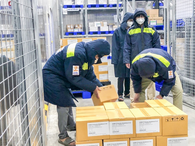 TP HCM đề nghị Bộ Y tế xem xét rút ngắn khoảng cách 2 mũi tiêm vắc-xin AstraZeneca - Ảnh 1. TP HCM đề nghị Bộ Y tế xem xét rút ngắn khoảng cách 2 mũi tiêm vắc-xin AstraZeneca - Ảnh 1.