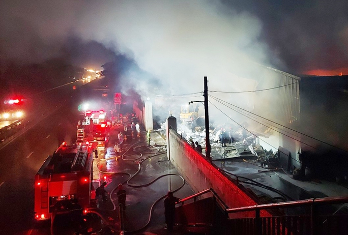 Cháy lớn tại xưởng giấy rộng hơn 1.000 m2 ven Quốc lộ 5 - Ảnh 1.