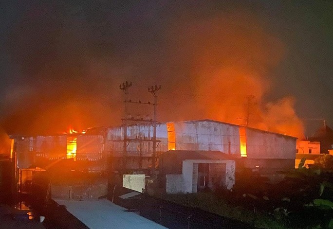 Cháy lớn tại xưởng giấy rộng hơn 1.000 m2 ven Quốc lộ 5 - Ảnh 2.