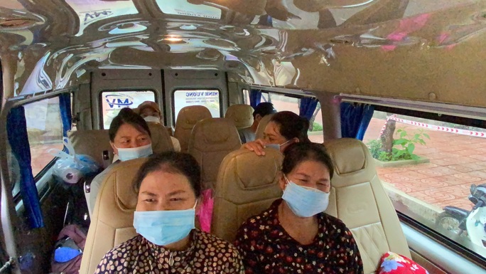 Nhóm thợ hồ bị kẹt lại ở Đắk Lắk được hỗ trợ xe về Nghệ An - Ảnh 3.