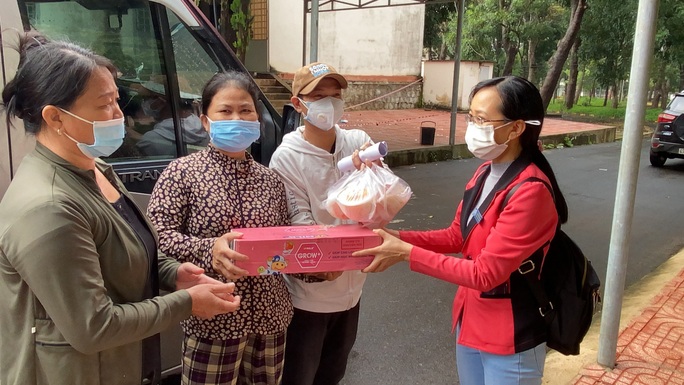 Nhóm thợ hồ bị kẹt lại ở Đắk Lắk được hỗ trợ xe về Nghệ An - Ảnh 2.