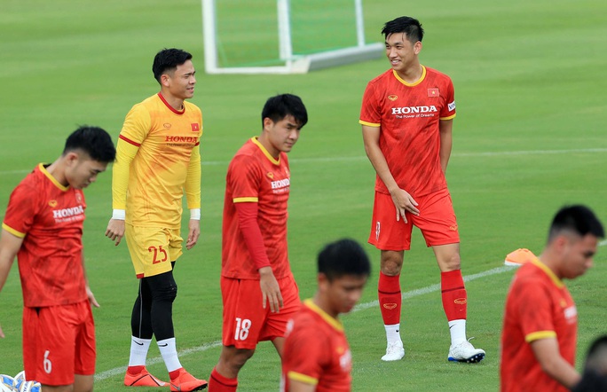 Đội tuyển Việt Nam đội mưa rèn luyện trước trận đại chiến với tuyển Trung Quốc - Ảnh 11.