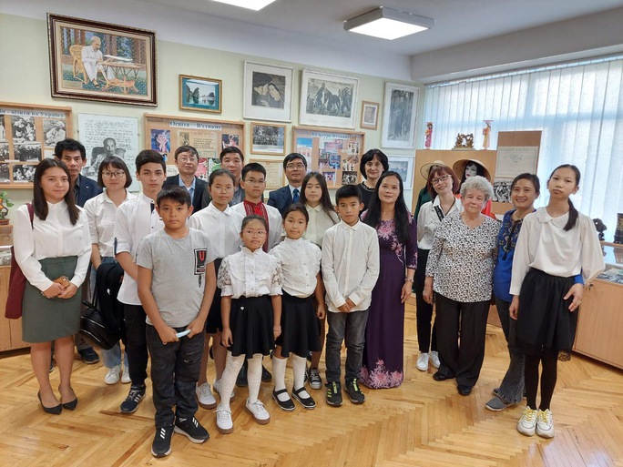 Khai giảng lớp tiếng Việt tại trường học ở Ukraine mang tên Chủ tịch Hồ Chí Minh - Ảnh 3.