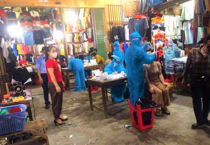 2 mẹ con tiểu thương chợ Ba Äồn dương tÃnh vá»›i SARS-CoV-2 - Ảnh 2. 2 mẹ con tiểu thương chợ Ba Äồn dương tÃnh vá»›i SARS-CoV-2 - Ảnh 2.