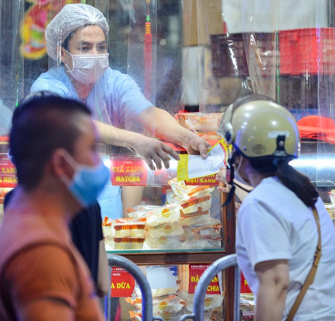 Rồng rắn xếp hàng mua bánh trung thu trong ngày nới lỏng giãn cách vùng xanh - Ảnh 7.