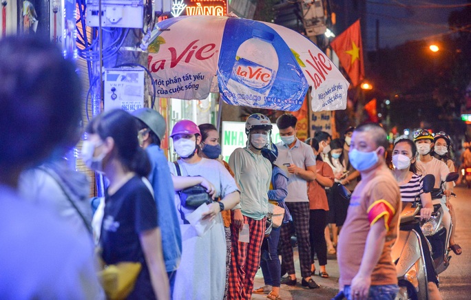 Rồng rắn xếp hàng mua bánh trung thu trong ngày nới lỏng giãn cách vùng xanh - Ảnh 3.