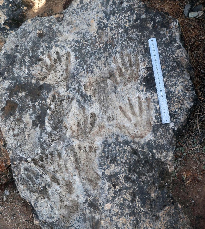 Hàng loạt dấu tay loài người ma xuất hiện ở Tây Tạng - Ảnh 1.