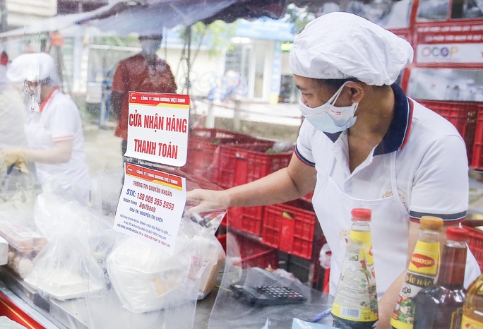 Độc đáo đi chợ theo kiểu chọn menu nhà hàng tại ổ dịch vừa dỡ bỏ cách ly - Ảnh 4.