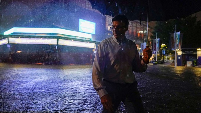 Mỹ: Bão lũ biến ga tàu thành thác nước, 46 người chết trong nhà và xe - Ảnh 5.