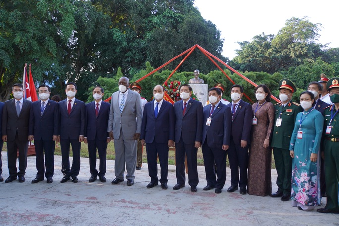Chủ tịch nước đặt vòng hoa tại Tượng đài Chủ tịch Hồ Chí Minh và Anh hùng dân tộc José Marti - Ảnh 2.
