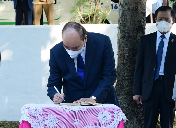 Chủ tịch nước đặt vòng hoa tại Tượng đài Chủ tịch Hồ Chí Minh và Anh hùng dân tộc José Marti - Ảnh 3.